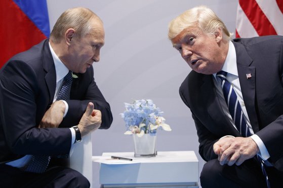 도널드 트럼프 미 대통령(오른쪽)과 블라드미르 푸틴 러시아 대통령. 사진은 2017년 7월 독일 함부르크에서 열린 정상회담 모습이다. [AP=연합뉴스]