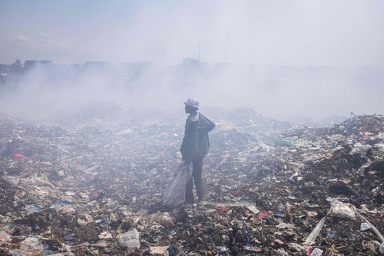 지난 7월 24일 케냐 나이로비의 단도라 비공식 정착촌 근처의 쓰레기 매립장. 쓰레기가 타면서 발생한 미세먼지 등 대기오염으로 인해 뿌옇다. AFP=연합뉴스