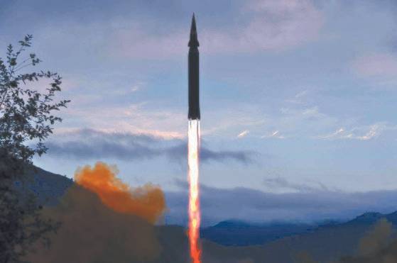 북한이 새로 개발했다는 극초음속미사일의 시험발사 장면을 29일 공개했다. 노동신문. 뉴스1