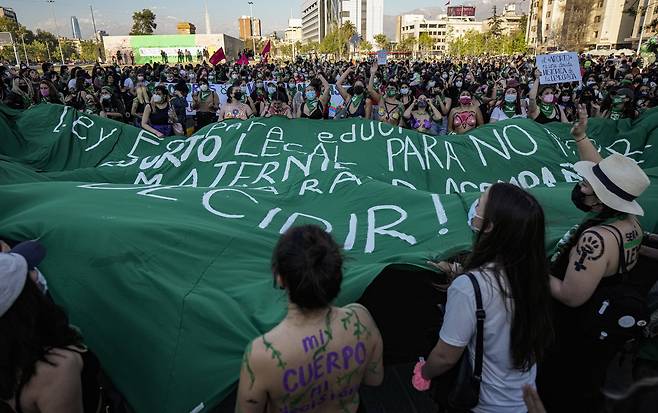 칠레 수도 산티아고에서 28일 낙태 합법화 요구 시위를 벌이는 여성들. AP=연합뉴스