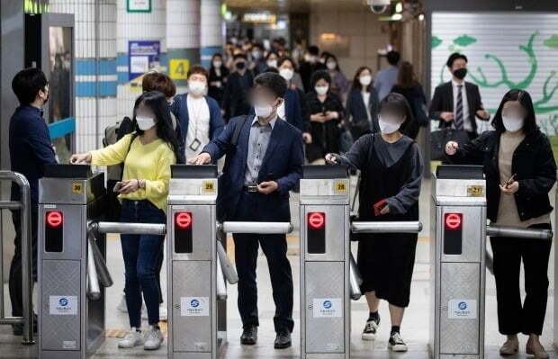 지하철역에서 마스크를 착용한 시민들이 개찰구를 통과하고 있다. 사진=뉴스1