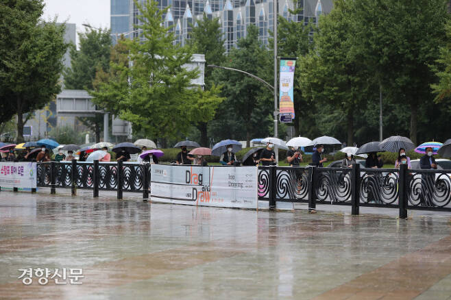 서울시 송파구 올림픽공원 코로나19 임시 선별진료소에서 29일 시민들이 우산을 쓴 채 검사를 받기 위해 줄 서있다. 29일 0시 기준 신규 확진자는 2885명으로 누적 확진자는 30만8725명이다. 한수빈 기자