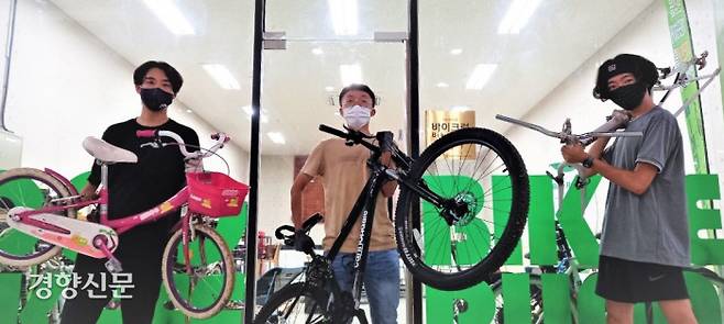 광주 방치자전거 재사용 센터에서 자전거를 수리하는 청소년들이 29일 센터에서 수리중인 자전거를 들어보이고 있다.
