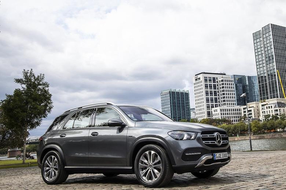 Mercedes-Benz Korea launched a plug-in hybrid version of the GLE large-size SUV and the GLE Coupe on Wednesday. Equipped with a 31.2 kilowatt-hour battery, the models can run 66 kilometers (41 miles) solely on electricity. The sticker price for the GLE SUV's plug-in hybrid version starts from 114.6 million won ($96,000). [MERCEDES-BENZ KOREA]