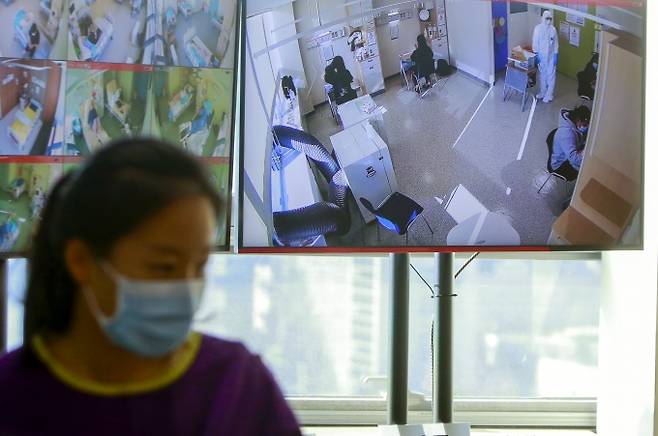 지난해 서울 중랑구 서울의료원 격리병동에 마련된 ‘코로나19 확진 수험생’을 위한 임시 고사장에서 수험생이 시험을 치르는 모습이 폐쇄회로 속 화면으로 보여지고있다. 사진공동취재단