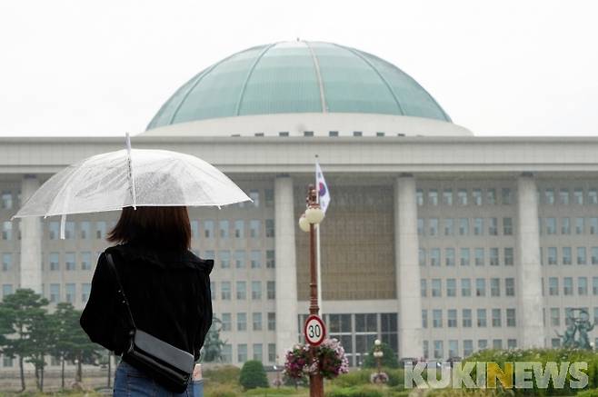 전국에 가을비가 내린 29일 서울 여의도 국회에서 시민들이 우산을 쓰고 발걸음을 재촉하고 있다.   사진=박효상 기자