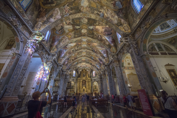 스페인 3대 도시 발렌시아 옛 시가지에는 문화와 역사를 품은 건축물이 풍부하다. 사진은 천장과 벽을 섬세한 프레스코 벽화로 가득 채운 산 니콜라스 성당.