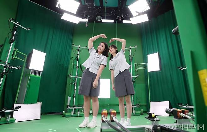 14일 서울 중구 을지로 SKT타워에서 이공계열 진학과 산업기술 분야 진출을 꿈꾸는 여학생들을 위한 기술 체험 프로그램 '2021 온택트 K-걸스데이' 행사에서 한국디지털미디어고등학교 김경민, 김한울 학생이 인물 모션 촬영 체험을 하고 있다. /사진=김휘선 기자 hwijpg@