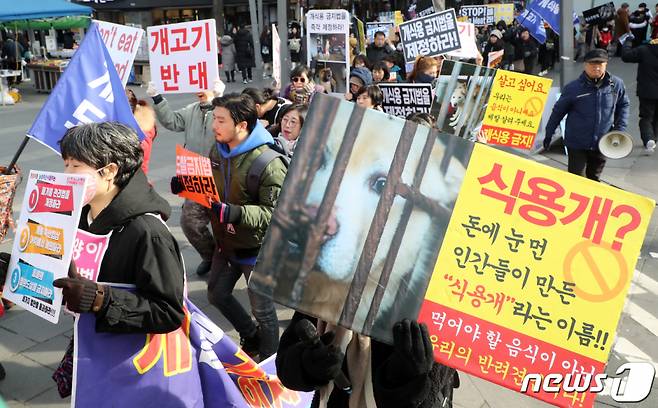 전국동물활동가연대 등 시민단체 회원들이 2019년 서울 종로구 북인사마당에서 열린 ‘개·고양이 도살금지법 제정 촉구를 위한 전국민 대집회’에서 구호를 외치고 있다. 이날 회원들은 개식용 금지법 재정을 촉구하며 청와대까지 행진 후 서한문을 전달한다고 밝혔다. 2019.1.27/뉴스1