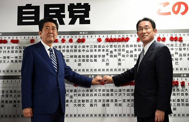 지난 2017년 10월 당시 아베 신조 일본 총리와 기시다 후미오 자민당 정무조사회장이 중의원 선거 결과를 확인하며 포즈를 취하고 있다./사진=AFP