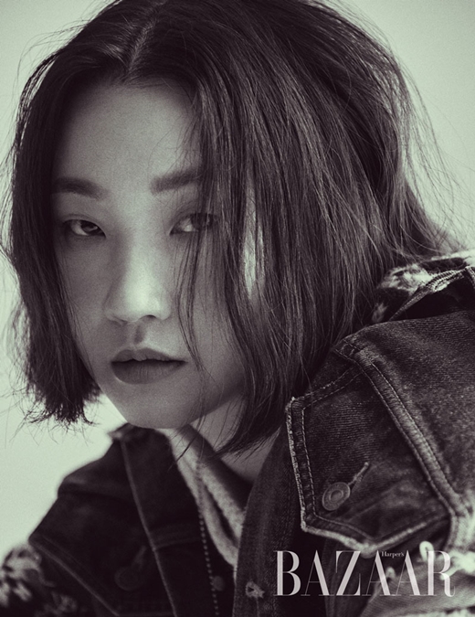 On the 29th, fashion magazine Harpers Bazaar released a picture of Model and Actor Jang Yoon-jus alluring atmosphere.Jang Yoon-ju, who has been busy with Netflix Drama The House of Paper, has been shooting fashion pictures for the October issue of Harpers Bazaar with Model for a long time.Jang Yoon-ju in the public picture showed various charms with full presence.It is the back door that the fashion muse and top model down aura filled with the F/W collection piece perfectly and impressed the field staff.Especially, from the pleasant and humorous appearance to the charismatic figure full of rebellion, it is said that the free and delicate expression and expressive power unique to Jang Yoon-ju added to the theme of this picture, Grunge fashion.It appeared in the October issue of Harpers Bazaar.