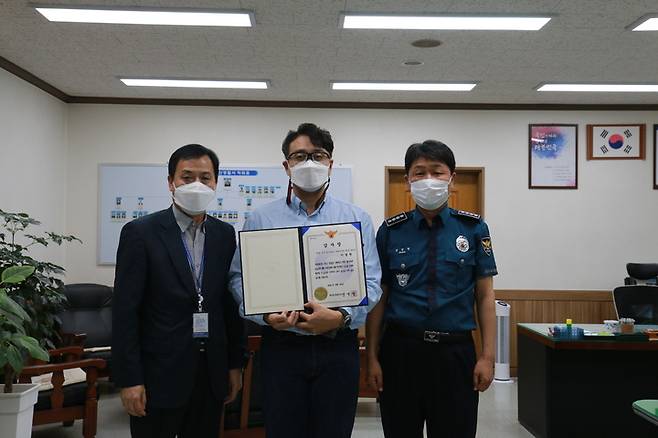 대전 둔산경찰서는 29일 실종 치매 어르신 발견에 기여한 시민에게 감사장을 전달했다.(사진=대전경찰청 제공) *재판매 및 DB 금지