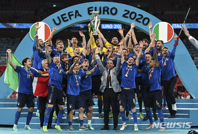 [런던=AP/뉴시스] 이탈리아 선수들이 11일(현지시간) 영국 런던의 웸블리 스타디움에서 열린 잉글랜드와의 유로 2020 결승전에서 승리, 우승하며  시상대에 올라 환호하고 있다. 이탈리아는 잉글랜드와 1-1로 비긴 뒤 연장 끝 승부차기에서 잉글랜드를 3-2로 물리치고 53년 만에 유로 2020 정상에 올랐다. 2021.07.12.