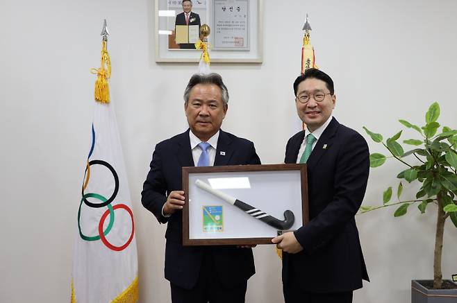 대한체육회 이기흥 회장(왼쪽)과 대한하키협회 이상현 회장. 협회