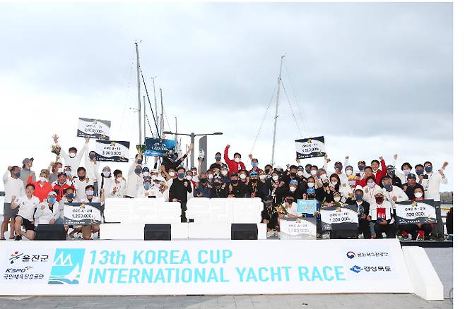 제13회 코리아컵 국제요트대회 우승팀들이 기념사진을 촬영하고 있다. 울진군 제공