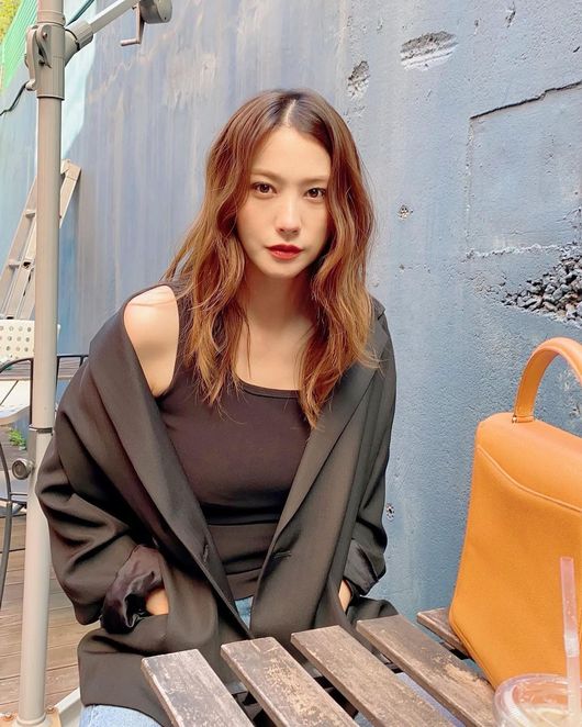 Actor Yoo In-young showed his face as if he were unfamiliar.Yoo In-young posted a picture and a picture on his 29th day of his instagram saying, I am not like me, I am like me.The photo shows Yoo In-young drinking a drink at a cafe, wearing a sleeveless but wearing a coat to overcome the chilly weather.Yoo In-young looks at her with a very different face. Yoo In-young shows a new look in makeup and front-gairma, and she writes that she is I am not like me, I am like me.On the other hand, Yoo In-young appeared on SBS Good Casting and KBS2 Land Village which were broadcast last year.