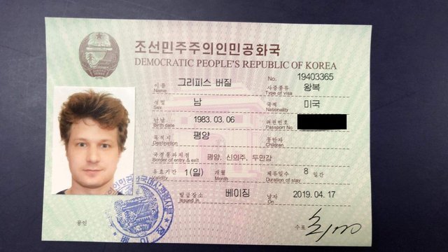 자신의 북한 비자를 공개한 버질 그리피스. 그리피스 사회관계망서비스(SNS) 갈무리