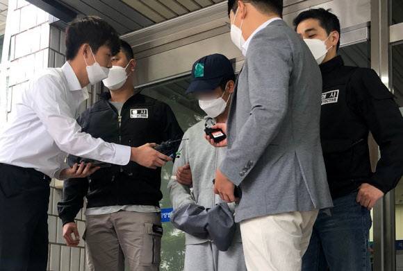 의정부교도소에서 입감 전 검찰 수사관을 뿌리치고 달아났다가 28시간 만에 자수한 20대 A씨가 28일 오전 구속 전 피의자 심문(영장실질심사)을 받기 위해 의정부지법으로 들어서고 있다. 뉴스1