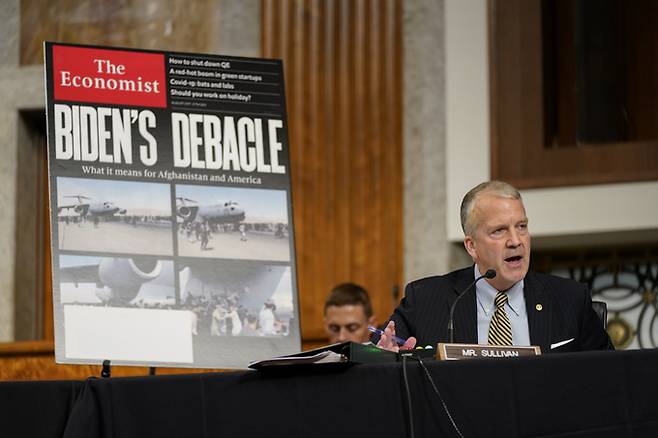 28일(현지시간) 열린 미국 상원 군사위원회 청문회에서 댄 설리번 공화당 상원의원이 ‘바이든의 대실패’라고 적힌 패널을 옆에 두고 군 수뇌부에게 아프간 대피 작전의 적절성에 대해 묻고 있다. 워싱턴=AP연합뉴스