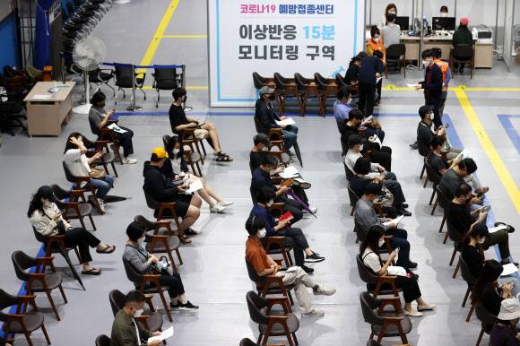 백신 1차접종 인구대비 75.0% - 28일 오전 서울 마포구민체육센터에 마련된 코로나19 예방접종센터에서 백신 접종을 마친 시민들이 이상반응 모니터링을 위해 기다리고 있다. 이날 0시 기준 국내 누적 1차 접종자는 3천851만1천292명으로, 전체 인구(작년 12월 기준 5천134만9천116명)의 75.0%에 해당한다. 2021.9.28 연합뉴스