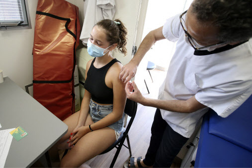 백신을 맞고 있는 프랑스 여성(사진=AFP)