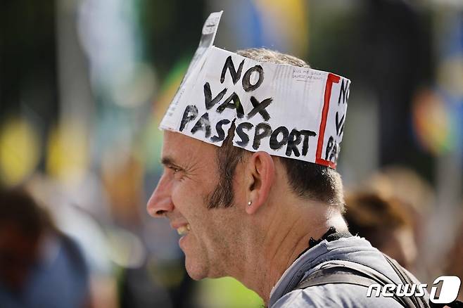 영국의 백신 접종 반대 시위에 참가한 한 시민. © AFP=뉴스1 © News1 우동명 기자