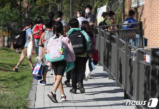 서울 한 초등학교에서 학생들이 등교하고 있다.  2021.9.6/뉴스1 © News1 이성철 기자