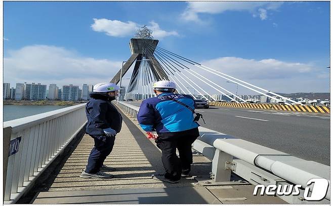 올림픽대교 안전점검 모습.(서울시제공)© 뉴스1