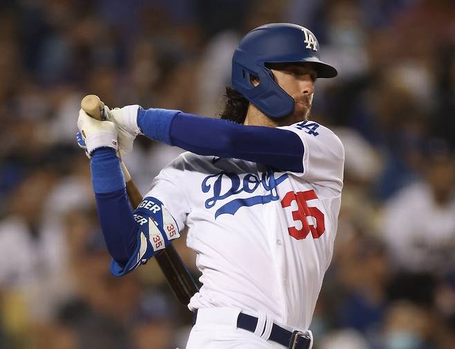 LOS ANGELES, CALIFORNIA - SEPTEMBER 15: Cody Bellinger #35 of the Los Angeles Dodgers hits an RBI single, to tie the Arizona Diamondbacks 2-2, during the fourth inning at Dodger Stadium on September 15, 2021 in Los Angeles, California.   Harry How/Getty Images/AFP

== FOR NEWSPAPERS, INTERNET, TELCOS & TELEVISION USE ONLY ==





<저작권자(c) 연합뉴스, 무단 전재-재배포 금지>