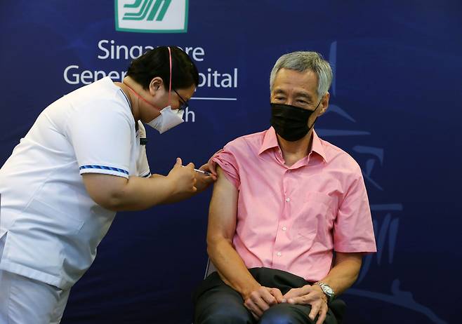 리셴룽 싱가포르 총리가 지난 17일  싱가포르 종합병원에서 신종코로나바이러스감염증(코로나19) 백신 부스터샷을 맞고 있다.