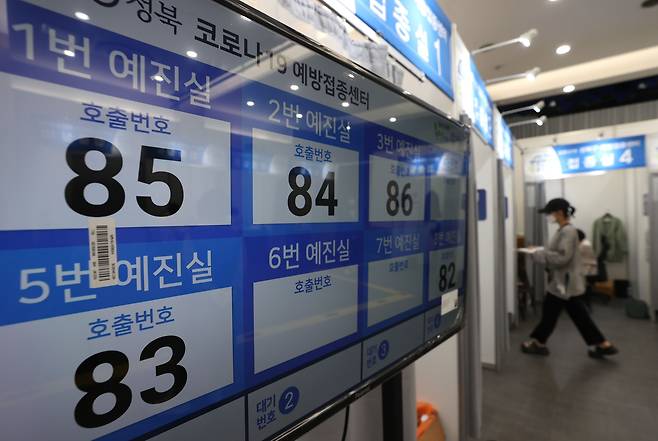 미접종자 예약이 마감되는 30일 오전 서울 성북구 예방접종센터 모니터에 예진실 순서 번호가 뜨고 있다. 국내 신종 코로나바이러스 감염증(코로나19) 백신 접종이 순조롭게 진행되면서 29일 하루 23만여명이 1차 접종을 했고, 52만여명이 접종을 완료했다./연합뉴스
