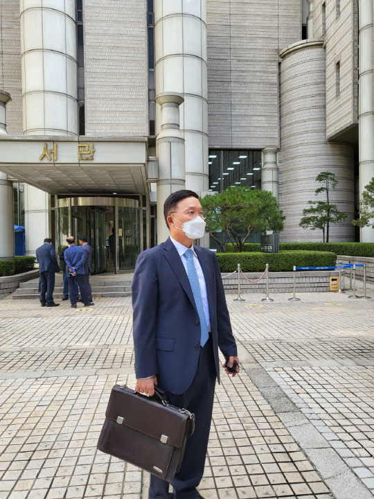 강신섭 법무법인 세종 대표변호사가 반소장을 제출하고 있다. 김나인 기자