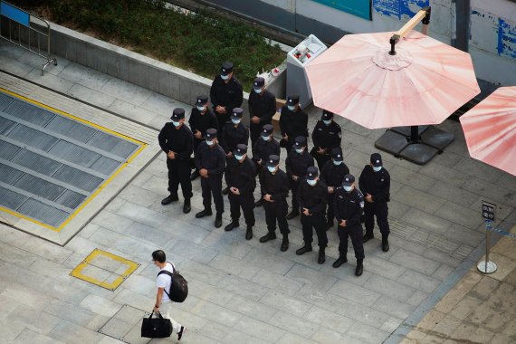 30일 중국 광둥성 선전의 헝다그룹 본사 주변에서 보안 관계자들이 경계 근무를 서고 있다.로이터뉴스1