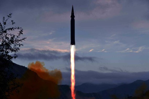 북한이 지난 28일 극초음속 미사일(극초음속 활공체(HGV) 탑재 미사일) '화성-8형'을 시험발사했다. (평양 노동신문) 사진=뉴스1