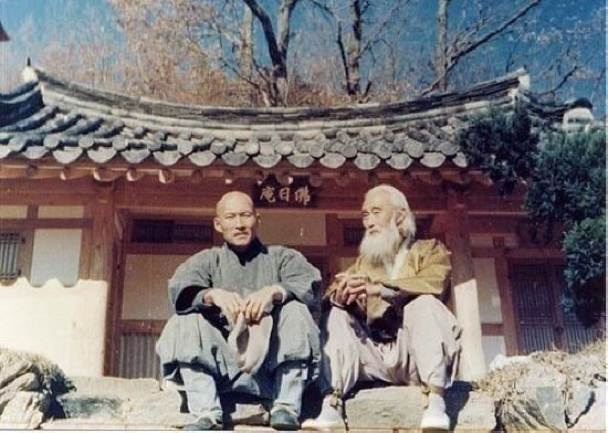 1975년무렵 전남 순천 송광사 불일암에서 은거하던 법정(왼쪽) 스님을 찾은 함석헌(오른쪽).