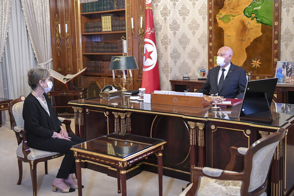 튀니지의 카이스 사이에드 대통령이 29일 새로 임명한 첫 여성 총리 나즐라 부단 람단과 만나 이야기하고 있다. 튀니지 대통령실 제공/AP 연합뉴스