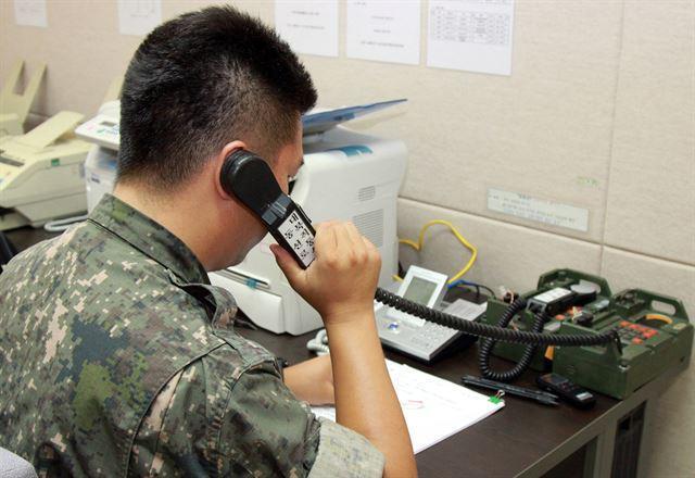남측 군 관계자가 2017년 7월 17일 서해지구 군 통신선으로 북측과의 통화를 시도하고 있다. 연합뉴스