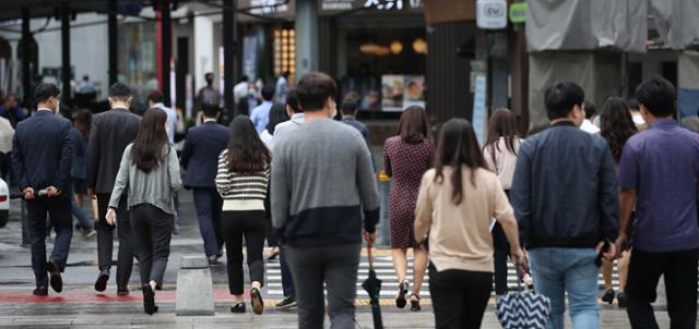 정부가 '위드 코로나(단계적 일상 회복)'를 위한 '백신 패스' 도입의 구체적인 방안을 검토하고 있는 가운데 29일 서울 종로구 일대에서 직장인들이 점심 식사를 위해 이동하고 있다. 뉴스1