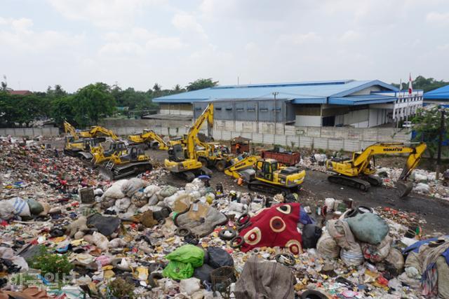 인도네시아 서부자바주 반타르 그방 통합쓰레기처리장의 쓰레기산 밑에 중장비가 늘어서 있다. 브카시=고찬유 특파원