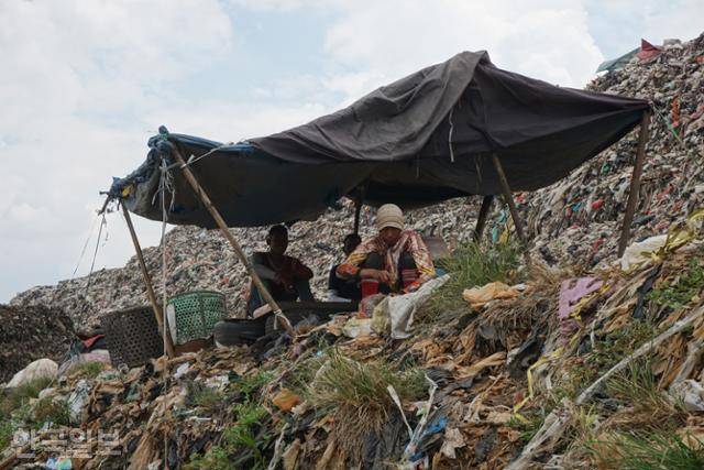 반타르 그방 쓰레기산 천막에서 쉬고 있는 넝마주이들. 브카시=고찬유 특파원