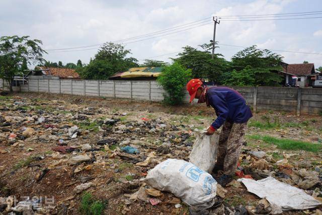 반타르 그방 쓰레기산 주변에서 쓰레기를 줍는 아이. 브카시=고찬유 특파원