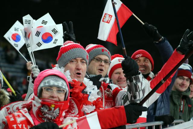 강원 평창군 알펜시아 스키점프센터에서 열린 2018평창올림픽 스키점프 라지힐 남자개인 경기에서 폴란드 관중들이 자국기와 태극기를 흔들며 함께 흔들며 응원하고 있다. 연합뉴스