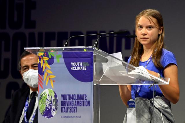 스웨덴의 환경운동가 그레타 툰베리가 지난달 28일 이탈리아 밀라노에서 열린 청소년기후정상회의에 참석해 연설하고 있다. 행동 변화를 촉구하는 툰베리처럼 '적을수록 풍요롭다'는 더 나은 삶을 위해 변화를 만들어내야 한다고 주장하는 책이다.