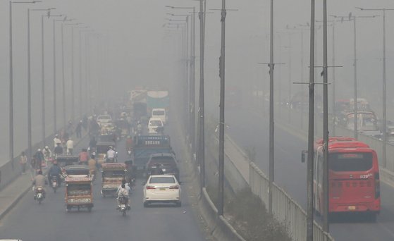 지난해 11월 파키스탄 라호르 지역에서 고속도로 차량이 짙은 스모그 속을 운행하고 있다. AP=연합뉴스