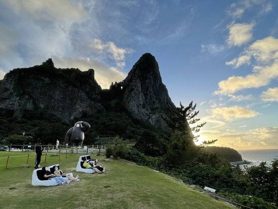 삿갓봉과 쪽빛 바다가 어우러진 힐링스테이 코스모스는 울릉도의 새로운 랜드마크로 떠올랐다. 최승표 기자