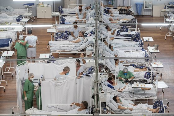 지난 3월 브라질 상파울루 스포츠 센터에 마련된 간이 코로나19 치료 응급실. [AP=연합뉴스]