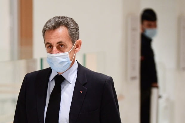 파리 법정에 출두하는 사르코지 전 프랑스 대통령  / 사진=AFP