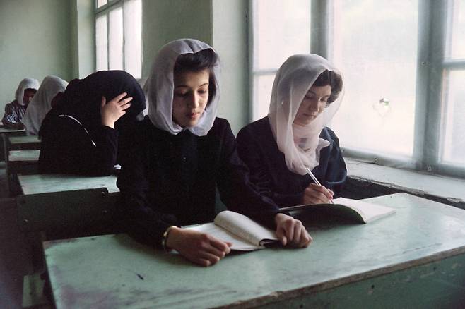1992년 5월, 아프간 학교에서 공부하는 여성들의 모습 AFP연합뉴스