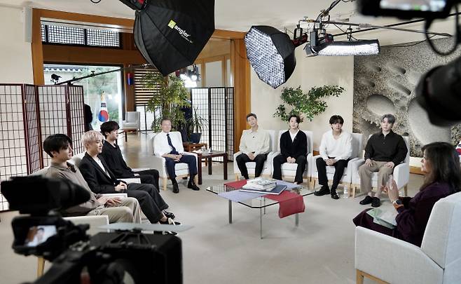 문재인 대통령과 그룹 BTS(방탄소년단)가 21일 오후(현지시간) 뉴욕 주유엔대표부에서 미국 ABC 방송과 인터뷰에 앞서 환담하고 있다. 뉴욕｜연합뉴스