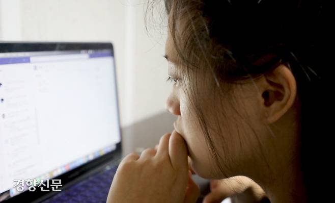 청강문화산업대 뮤지컬연기 전공자인 이기화씨가 24일 경기 고양의 한 뮤직스튜디오에서 화상을 이용해 연습을 하고 있다. 박민규 선임기자